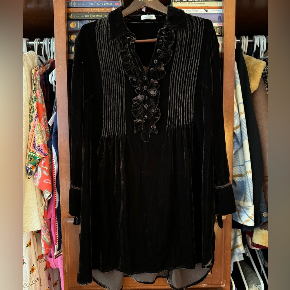 Gorsuch brown velvet pleated ruffle tunic top. Size L.